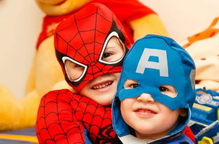 Zwei Kinder in Superheldenkostümen, einer als Spider-Man, der andere als Captain America.