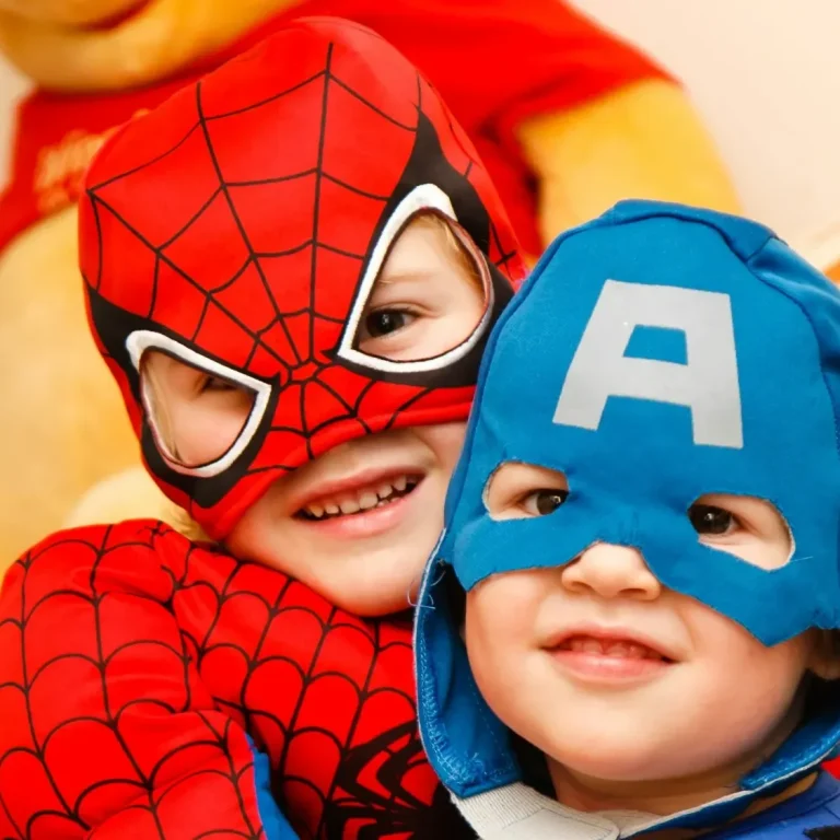 Zwei Kinder in Superhelden-Kostümen: Spider-Man und Captain America.