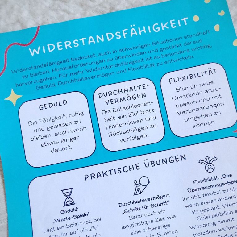 Ein kleiner Junge in einem Superhelden-Kostüm mit Umhang und Sonnenbrille.